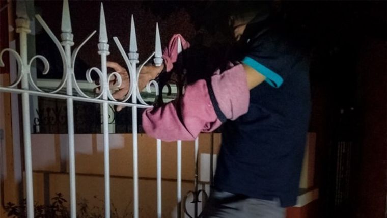 El ladrón quedó con su brazo incrustado en el metal
