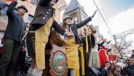 En julio, la Fiesta del Chocolate Alpino convierte al pueblo en un destino obligado para los fanáticos de la repostería centroeuropea.