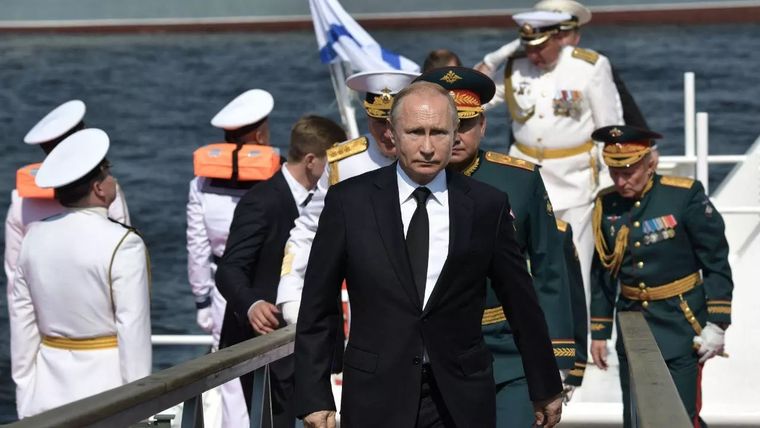 Putin hizo alarde del poderío armamentístico de Rusia en un desfile naval
