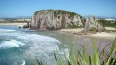 Torres combina playas amplias y acantilados únicos en uno de los pueblos costeros más lindos del sur de Brasil. Torres combina playas amplias y acantilados únicos en uno de los pueblos costeros más lindos del sur de Brasil.