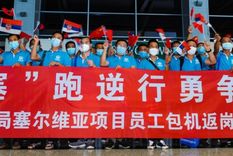 Empleados chinos en el Aeropuerto Internacional Dalian Zhoushuizi rumbo a Belgrado, capital de Serbia, para participar en un proyecto minero. Foto: GETTY IMAGES