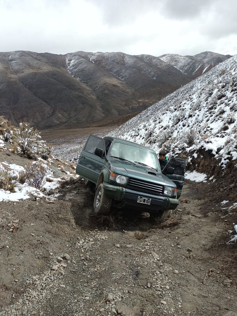 La camioneta en que viajaban se había quedado enterrada Foto: Ministerio de Seguridad