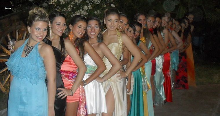 Las chicas de Humanidades posaron para todas las cámaras. Foto: Gentileza
