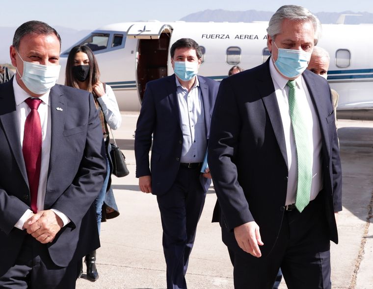 Daniel Arroyo y Alberto Fernández en su arribo a La Rioja esta mañana.