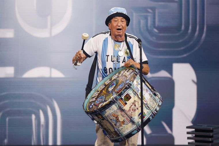 Argentina se llevó el premio a la mejor hinchada y Tula Bombo, representante albiceleste, se robó todas las risas. Foto: EFE