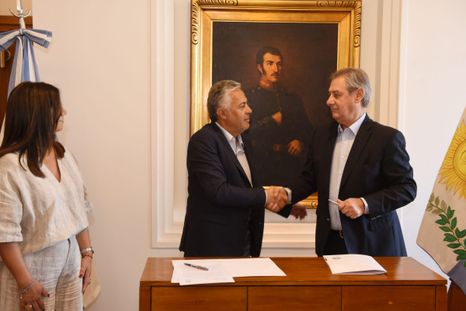 Cornejo propuso modificar un artículo de la Constitución para ratificar la autonomía municipal y cuestionó a Omar Félix. Cornejo propuso modificar un artículo de la Constitución para ratificar la autonomía municipal y cuestionó a Omar Félix.