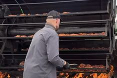 La cosechadora convertida en parrilla se volvió viral en TikTok.