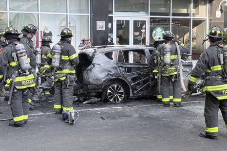 El auto se incendió rápidamente y luego provocó una gran explosión en pleno Wall Street. El auto se incendió rápidamente y luego provocó una gran explosión en pleno Wall Street.