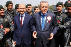 Soylu y Erdogan, con soldados turcos. Foto: Dw. Soylu y Erdogan, con soldados turcos. Foto: Dw.