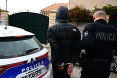 Un policía detiene a un sospechoso en Marsella.