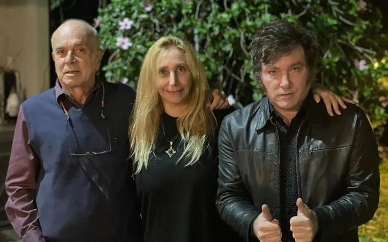 Carlos Rodríguez, exasesor del Gobierno, junto a Javier y Karina Milei Carlos Rodríguez, exasesor del Gobierno, junto a Javier y Karina Milei