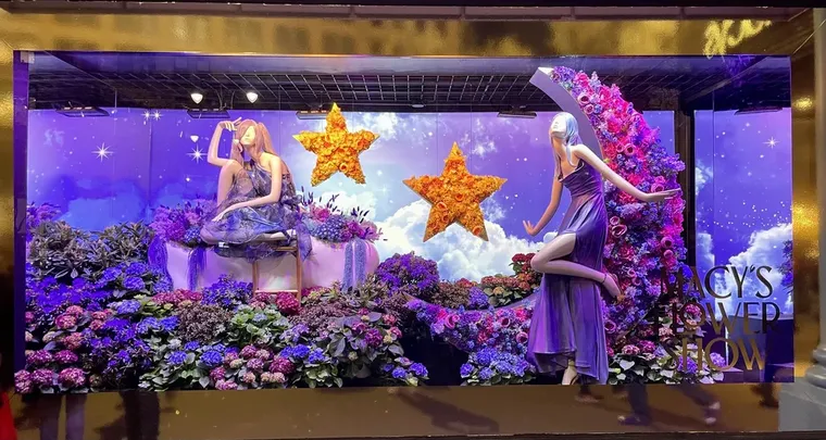 Flower Show: vidriera para la famosa tienda Macy's. New York (2023). Flower Show: vidriera para la famosa tienda Macy's. New York (2023).