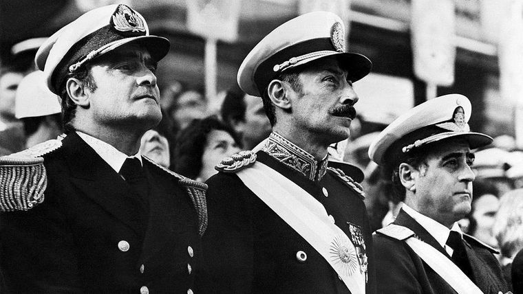 La primera Junta Militar estaba integrada por Emilio Massera (izquierda), Rafael Videla (centro) y Orlando Agosti (derecha).