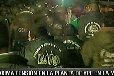 MDZol | Los camioneros se manifiestan en la refinería ante las acciones de Gendarmería.