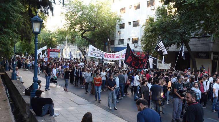 Marcha de docentes suplentes Foto: Foto: ALF PONCE/MDZ