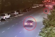 El momento en que Salvio escapa con su auto en marcha atrás por la avenida, luego de que su exmujer cayera sobre el asfalto tras forcejear por la ventanilla del acompañante.