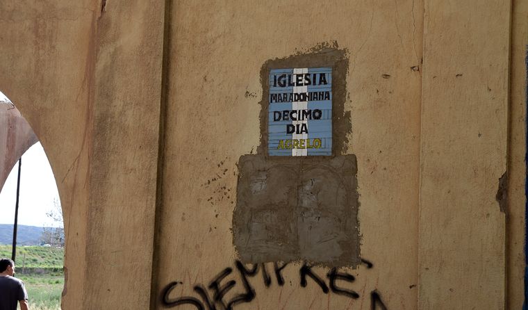 La iglesia maradoniana del décimo día funciona en una capilla deteriorada pero cargada de historia en Agrelo. La iglesia maradoniana del décimo día funciona en una capilla deteriorada pero cargada de historia en Agrelo.