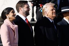JD Vance, Donald Trump y sus esposas, durante un acto público. Foto Efe