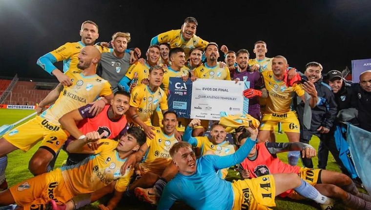 El Gasolero se llevó el cheque económico como premio tras quedarse con el pase a los octavos de final. Foto: Axel Lloret
