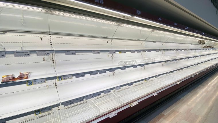 Estantes vacíos en un supermercado en Pioltello, cerca de Milán (Italia), 24 de febrero de 2020.