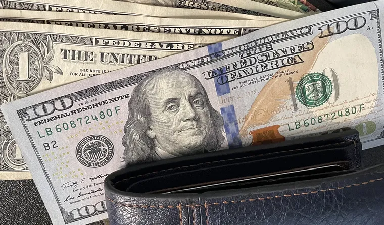 El dólar termina por imponerse frente al peso.