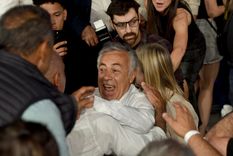 El gobernador Alfredo Cornejo, en el bunker del Frente Cambia Mendoza - La Libertad Avanza.&nbsp;