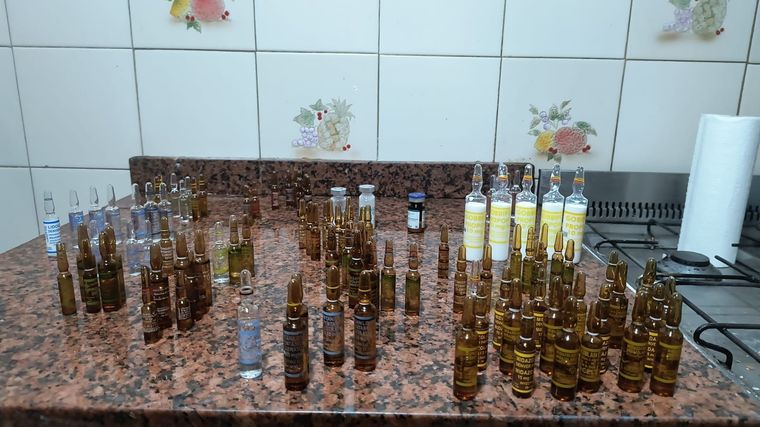 Los medicamentos que hallaron en el departamento del enfermero. Los medicamentos que hallaron en el departamento del enfermero.