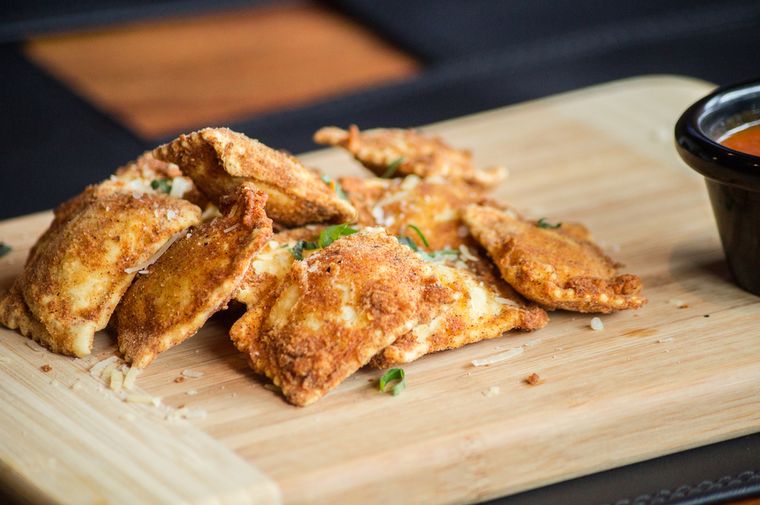 En muchas ciudades, la receta de ravioles fritos de ricota es considerada un “street food” gourmet. En muchas ciudades, la receta de ravioles fritos de ricota es considerada un “street food” gourmet.