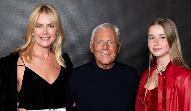 La modelo argentina Valeria Mazza y su hija Taína junto a Giorgio Armani.