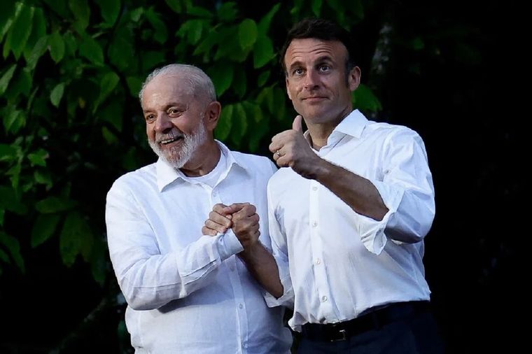 Lula da Silvay Emmanuel Macron El presidente de Brasil, Luiz Inácio Lula da Silva, estrecha la mano del presidente francés, Emmanuel Macron, en la isla de Combu, cerca de Belém, Brasil, este 26 de marzo de 2024. Foto: REUTERS/Ueslei Marcelino