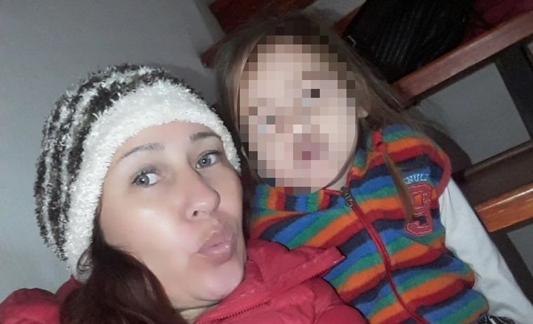 La enfermera y su hija fueron amenazadas por lo vecinos y debieron irse de su propia casa