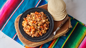 Esta receta de picadillo mexicano tiene raíces coloniales, combinando ingredientes europeos como la carne molida con productos autóctonos como el jitomate y el chile, lo que la convierte en un símbolo del mestizaje culinario. Esta receta de picadillo mexicano tiene raíces coloniales, combinando ingredientes europeos como la carne molida con productos autóctonos como el jitomate y el chile, lo que la convierte en un símbolo del mestizaje culinario.