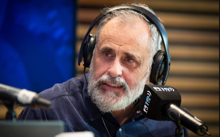 El comunicador se ausentó del programa el martes. El comunicador se ausentó del programa el martes.