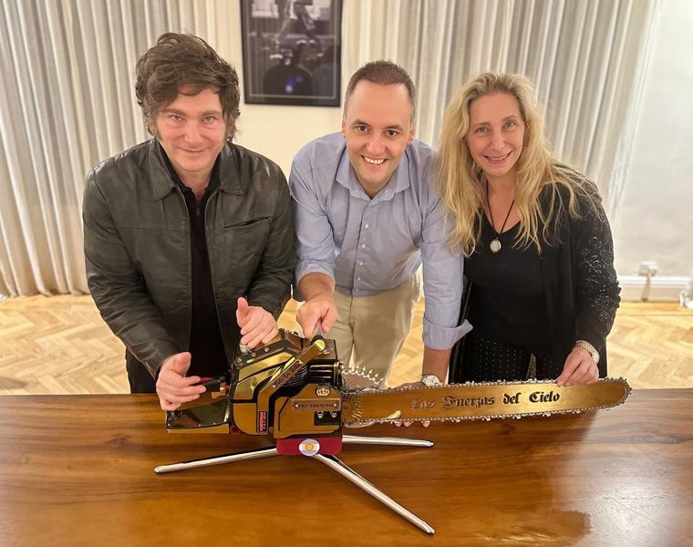 Manuel Adorni, junto a Karina y Javier Milei Foto: X (@LLibertadAvanza)