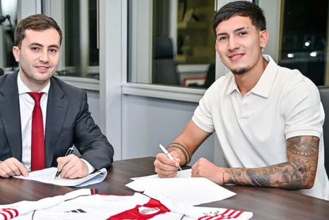 Tobías Ramírez junto al presidente de River Stéfano Di Carlo el día de su presentación oficial. Tobías Ramírez junto al presidente de River Stéfano Di Carlo el día de su presentación oficial.