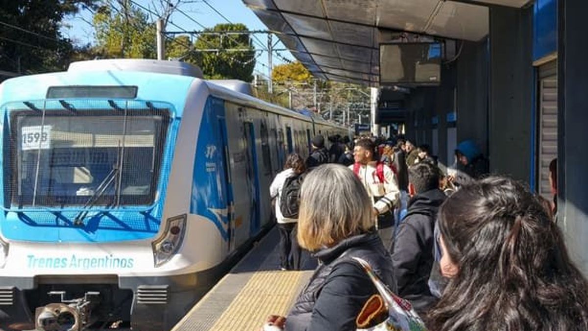 Murió un hombre tras ser arrollado por una formación del tren Roca en Barracas e investigan qué pasó