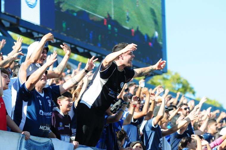 Los hinchas leprosos festejan este gran momento. Los hinchas leprosos festejan este gran momento. 
