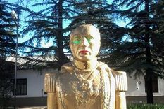polemica en el liceo: tambien maquillaron el busto del gral. espejo
