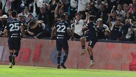 Lucho Gómez marcó un golazo de afuera del área para otra victoria del puntero Independiente Rivadavia. Lucho Gómez marcó un golazo de afuera del área para otra victoria del puntero Independiente Rivadavia.