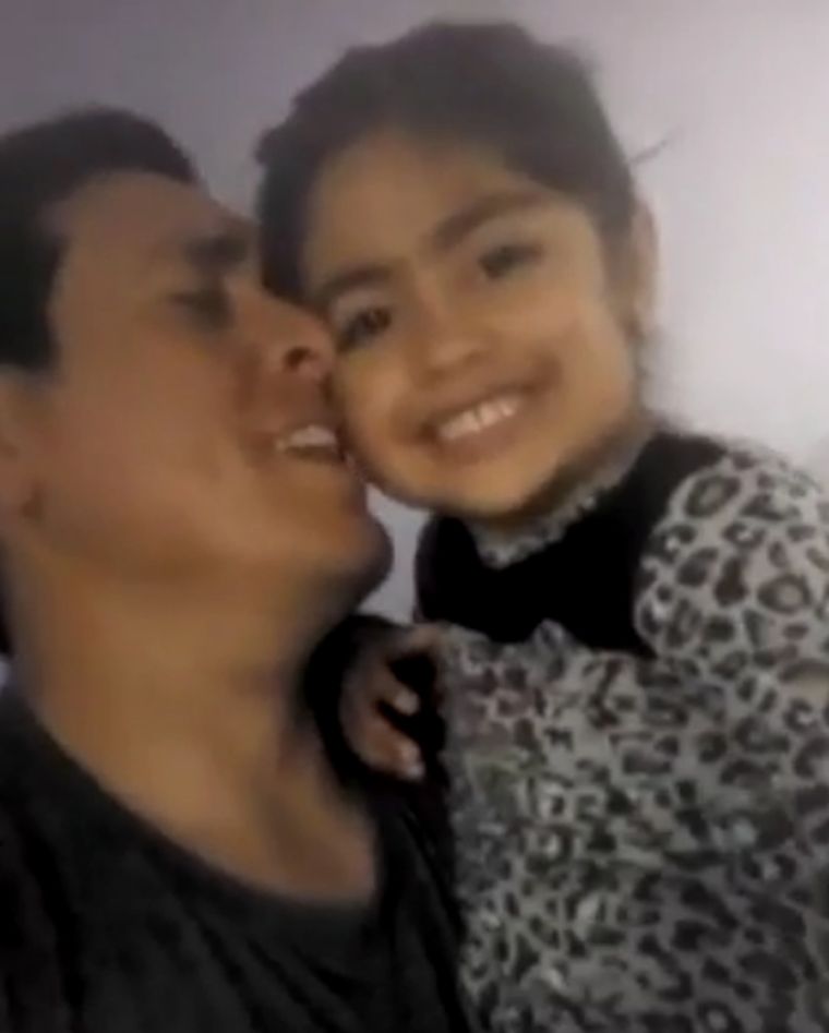 En las imágenes se ve al padre de Guadalupe cantando junto a su hija
