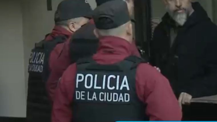 El revuelo judicial y mediático se intensificó en la puerta de la casa de la conductora de Telefe.