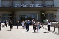 El Gobierno mejoró la recaudación a prepagas y obras sociales de Mendoza. En la foto, la fachada del Hospital Central.