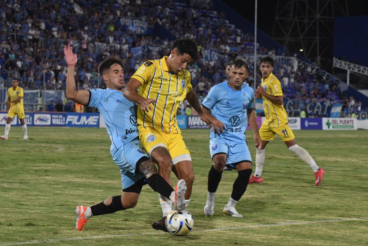 El Indio Fernández cubre el balón ante la pegajosa marca de un defensor de Ciudad Bolívar.&nbsp;