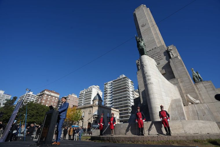 Frente al Monumento a la Bandera de Rosario, Pullaro llamó a eliminar las retenciones y cuidar la industria. Frente al Monumento a la Bandera de Rosario, Pullaro llamó a eliminar las retenciones y cuidar la industria.