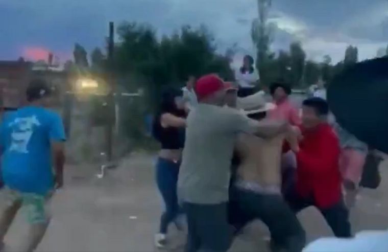 En plena Fiesta del Chivo se desató una feroz pelea. Foto: Captura de pantalla