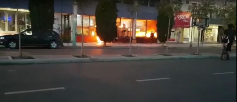 Imágenes del momento en el que el diario El Chubut era atacado por vándalos.