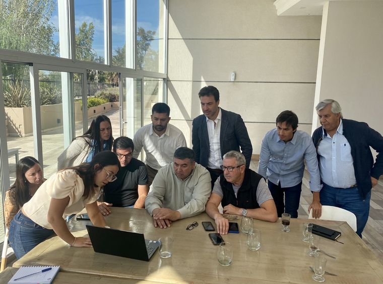 Julio Cobos junto a Fabián Tello y su equipo técnico. Foto: Twitter Julio Cobos