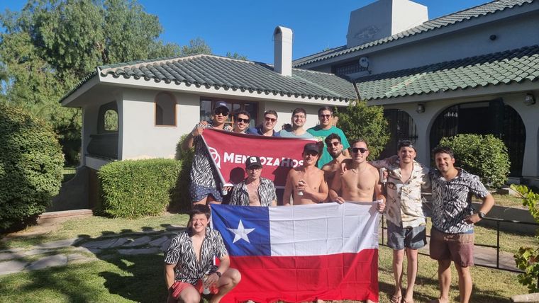 Un grupo de amigos provenientes de Chile. Un grupo de amigos provenientes de Chile.