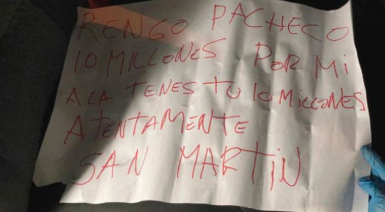El mensaje mafioso que dejaron los asesinos. Foto: Infobae.