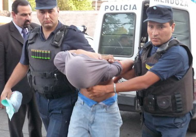 El presunto criminal llegando a Contraventores. Foto: Ministerio Seguridad